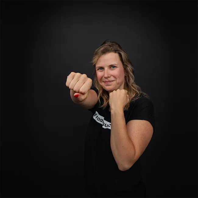 kinesitherapeut kara van Woerkens _boxing pose- team kineworks