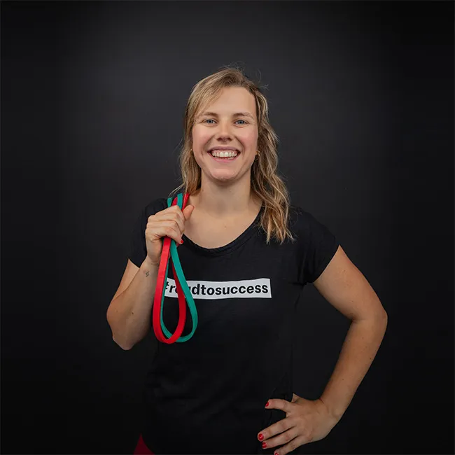 kinesitherapeut kara van Woerkens oefenband op haar crug - team kineworks