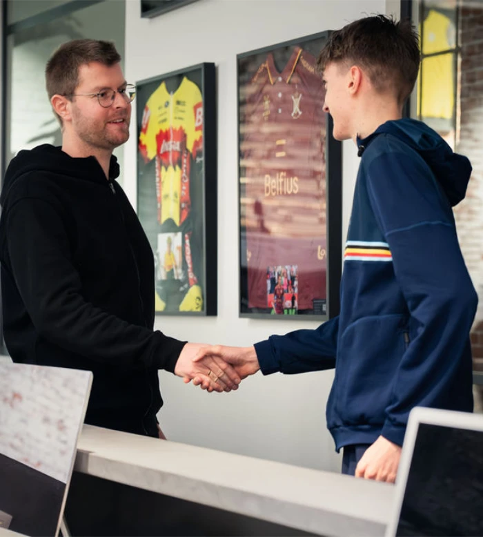 jans van Beylen een klant verwelkomen op kineworks praktijk