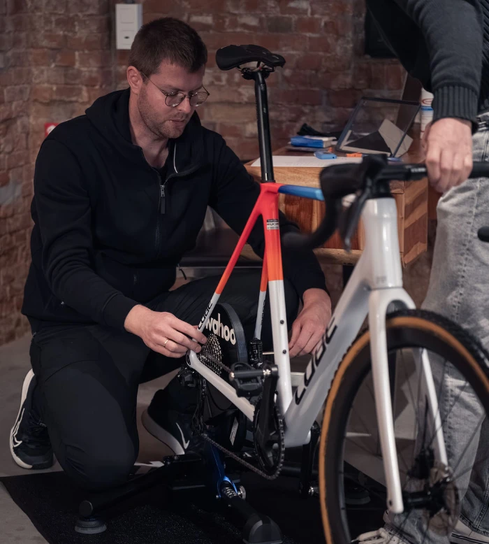 jans van Beylen fiets aan het afstellen